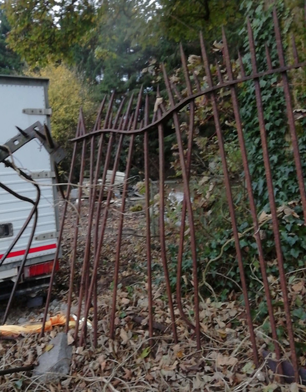 Fence severely buckled, needs a lot of TLC!!