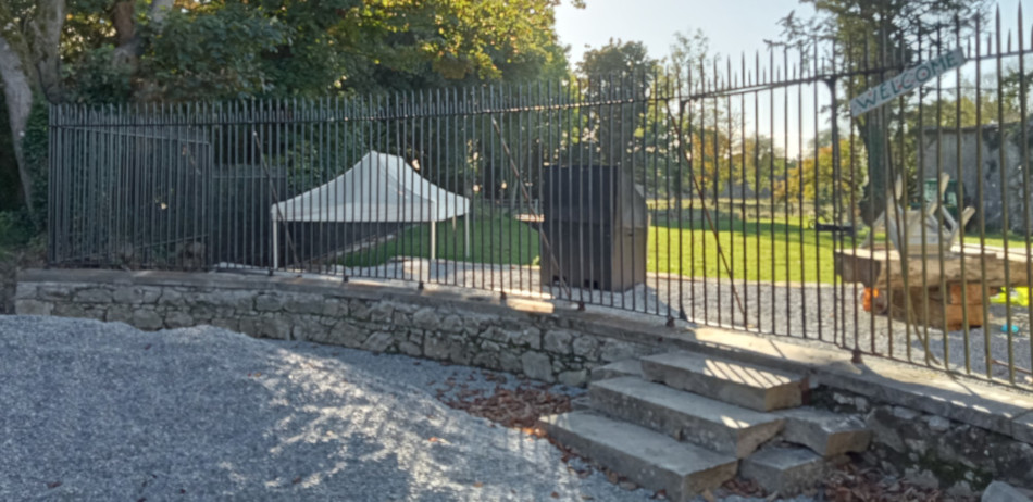 Now that's what I call a welcoming fence!!